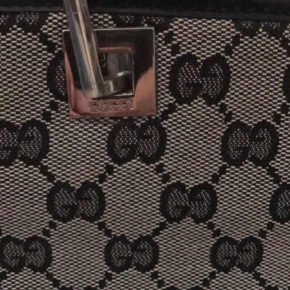 Woman's GUCCI purse - Picture 2 of 2